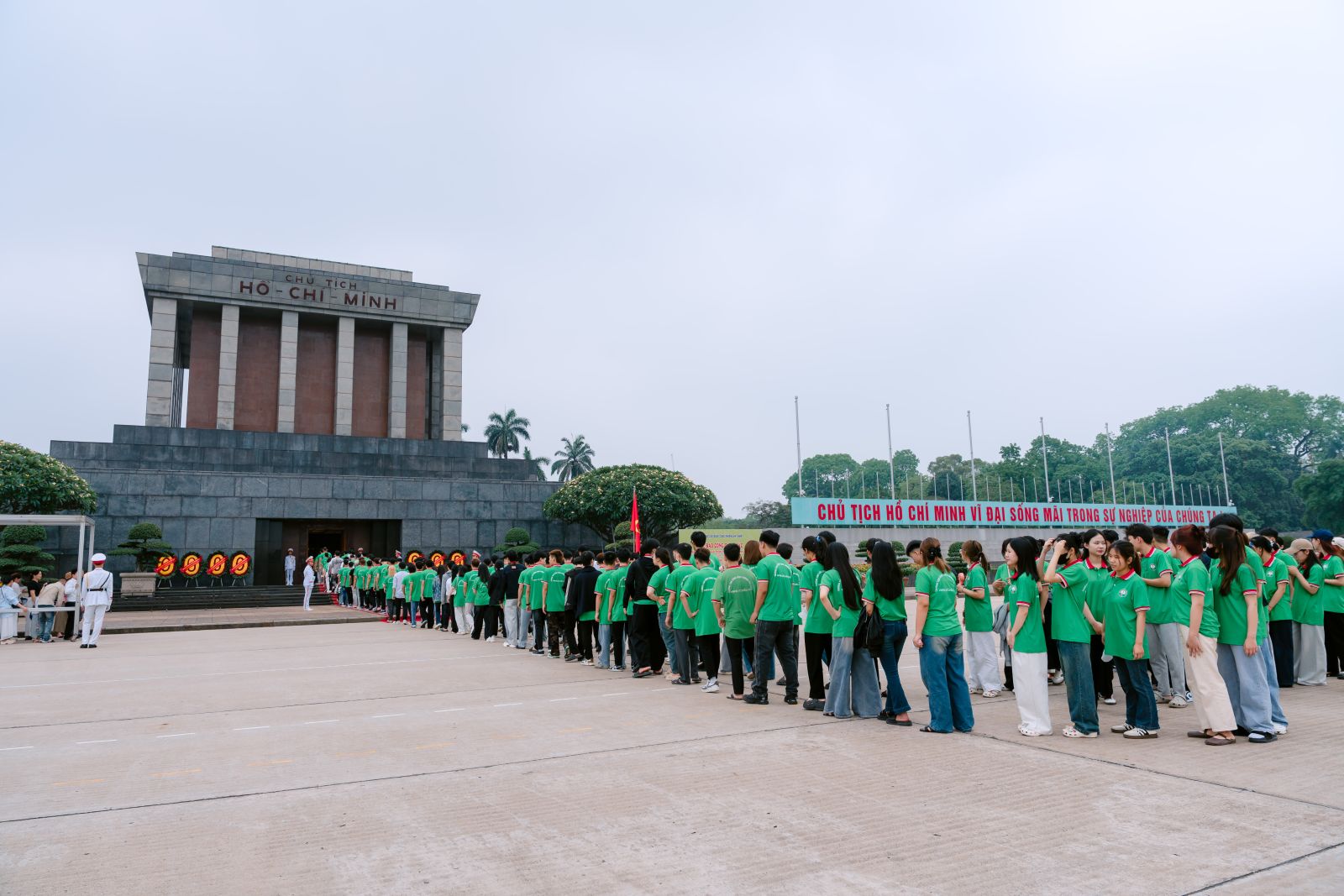 Sinh viên K10 Trường Cao đẳng Công Thương Việt Nam tham gia dâng hương, trải nghiệm thực tế trên cả nước