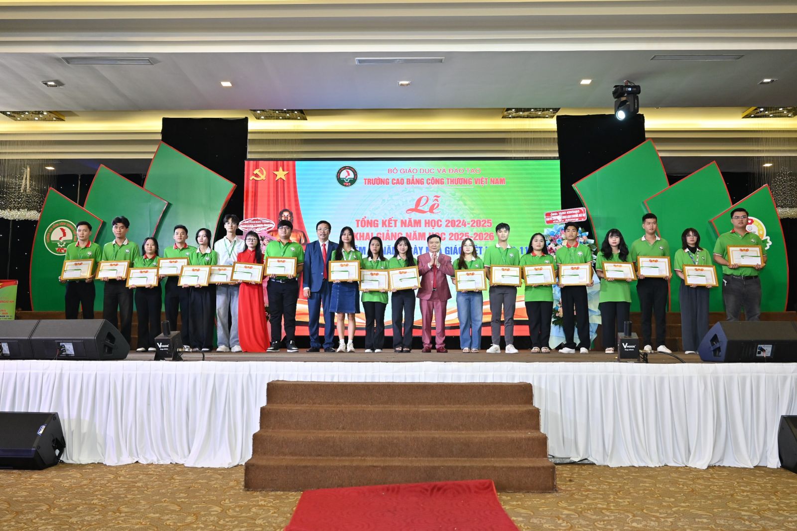 Trường Cao đẳng Công thương Việt Nam khai giảng năm học mới, trao hàng nghìn suất học bổng