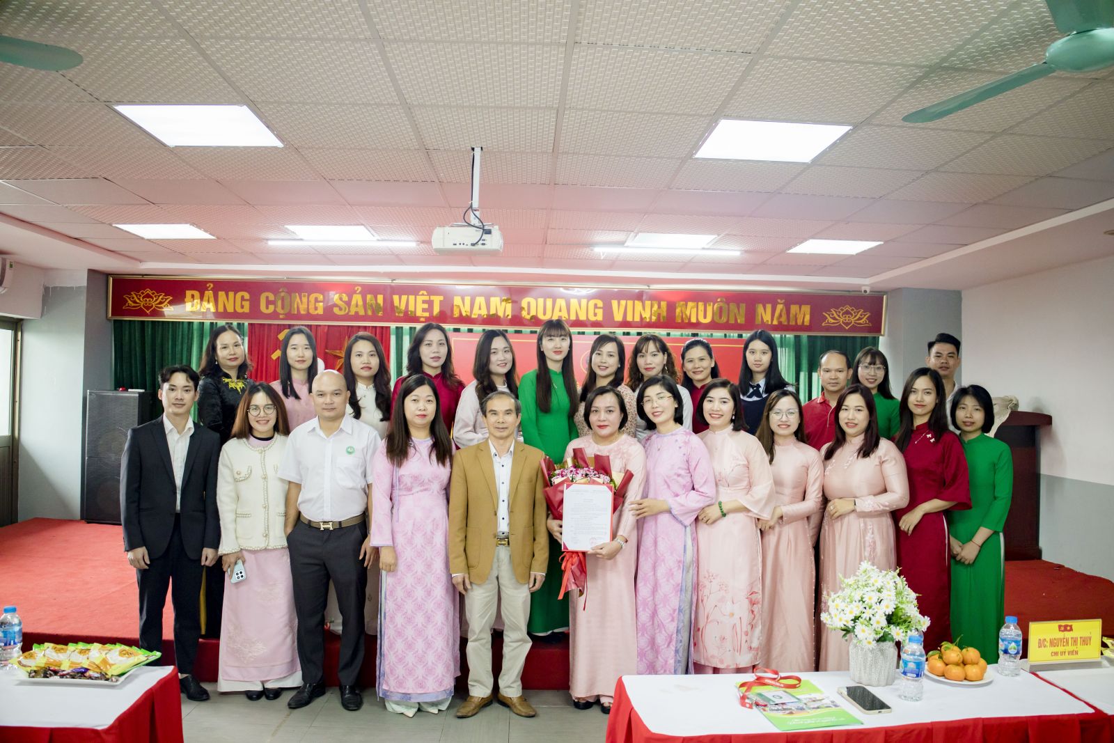 Trường Cao đẳng Công Thương Việt Nam Tổ Chức Lễ Kết Nạp Đảng Viên Cho Đồng Chí Phạm Thanh Bình