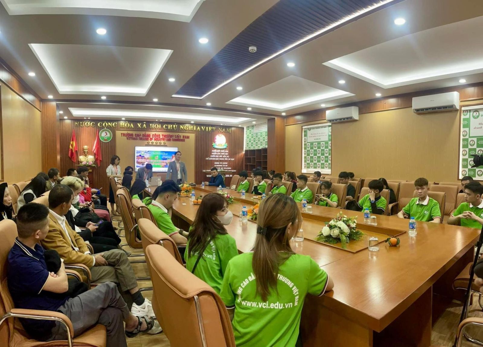 Trường Cao đẳng Công thương Việt Nam tiếp tục tiễn 16 sinh viên sang du học tại Hàn Quốc