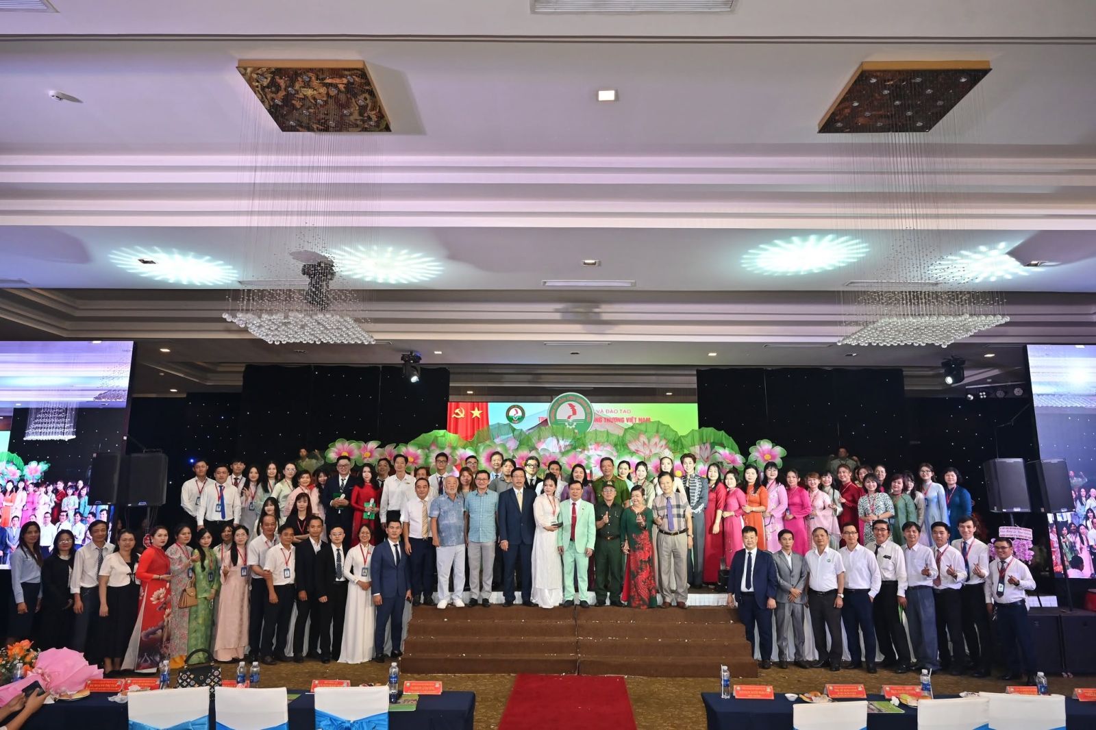 Trường Cao đẳng Công thương Việt Nam trao tặng hơn 500 máy tính xách tay cho tân sinh viên