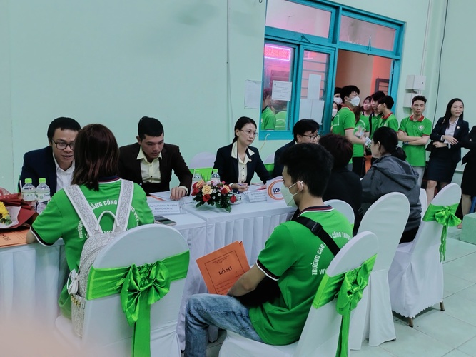 Sinh viên Ngành Quản trị văn phòng trong giờ học tại VCI